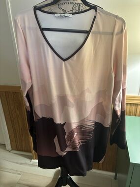 Horse Print V-Neck Tunic in Blush and Dark Brown Good Condition Sz XL